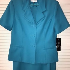 Ladies 2 Piece Le Suit Skirt Suit